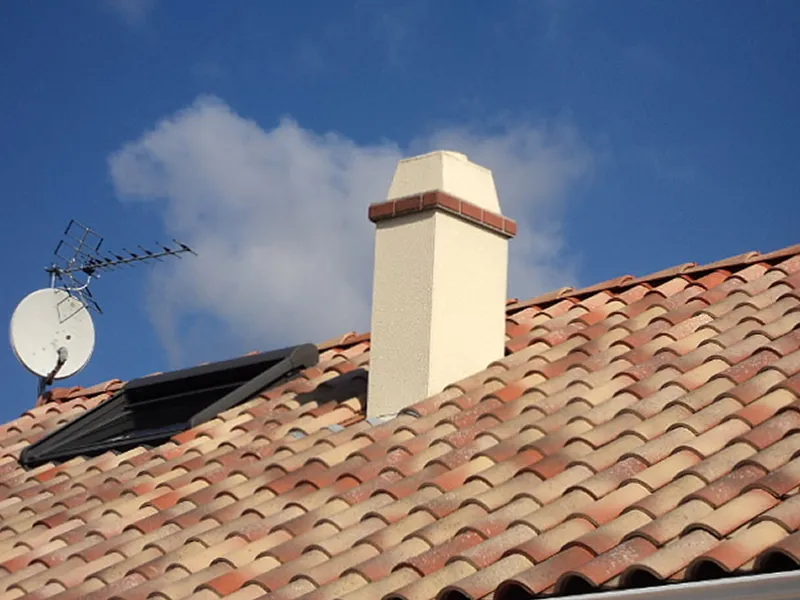 Souche de cheminée et fenêtre de toit